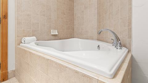 A Deluxe King bath tub hotel room at The Steamboat Grand.